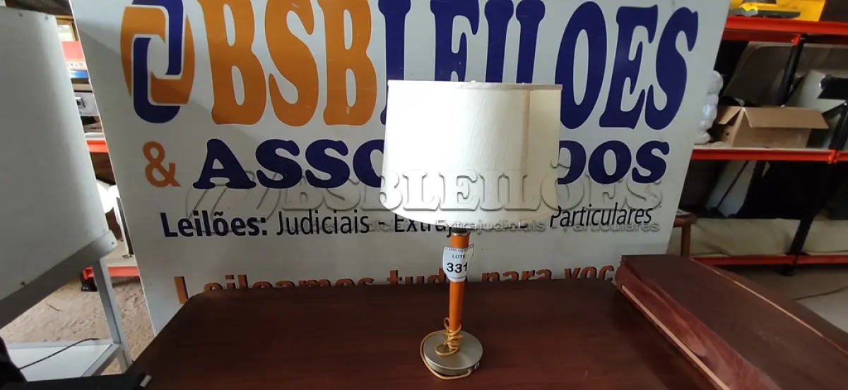 LOTE 331 - 01 ABAJUR (LAMP). (NO ESTADO EM QUE SE ENCONTRA. SUJEITO A AVARIAS OCULTAS/VISÍVEIS.) AU2250A
