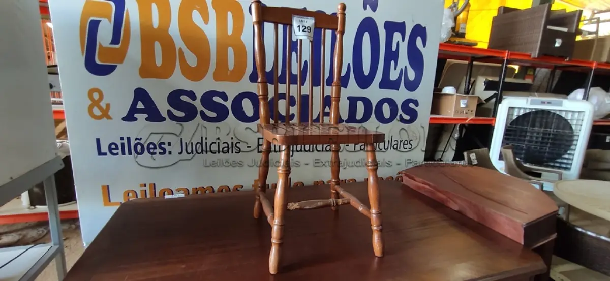 LOTE 129 - 01 CADEIRA DE COZINHA. (NO ESTADO EM QUE SE ENCONTRA. SUJEITO A AVARIAS OCULTAS/VISÍVEIS.) AU2314P