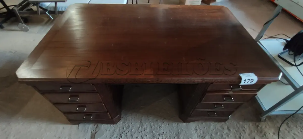LOTE 179 - 01 MESA DE ESCRITÓRIO (DESK). (NO ESTADO EM QUE SE ENCONTRA. SUJEITO A AVARIAS OCULTAS/VISÍVEIS.) AV9664N