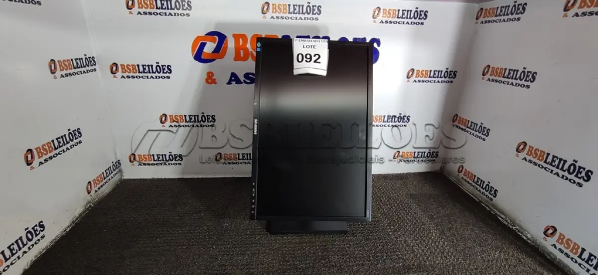 LOTE 092 - 01 MONITOR SAMSUNG. (NO ESTADO EM QUE SE ENCONTRA. SUJEITO A AVARIAS OCULTAS/VISÍVEIS.) AV9768Y