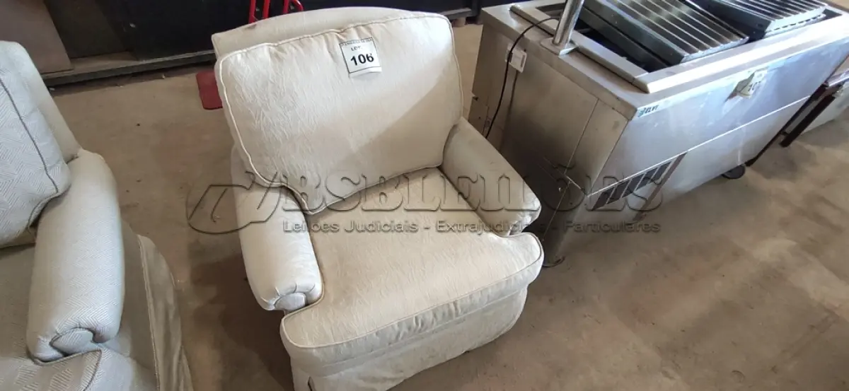 LOTE 106 - 01 POLTRONA. (NO ESTADO EM QUE SE ENCONTRA. SUJEITO A AVARIAS OCULTAS/VISÍVEIS.) AV9649X