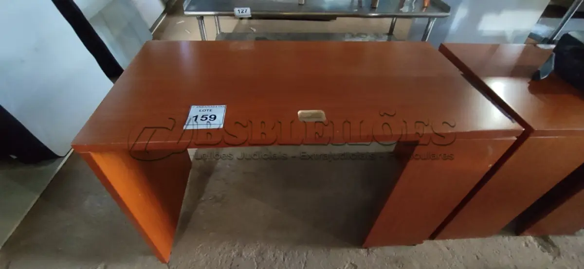 LOTE 159 - 01 MESA EM MADEIRA. (NO ESTADO EM QUE SE ENCONTRA. SUJEITO A AVARIAS OCULTAS/VISÍVEIS.)