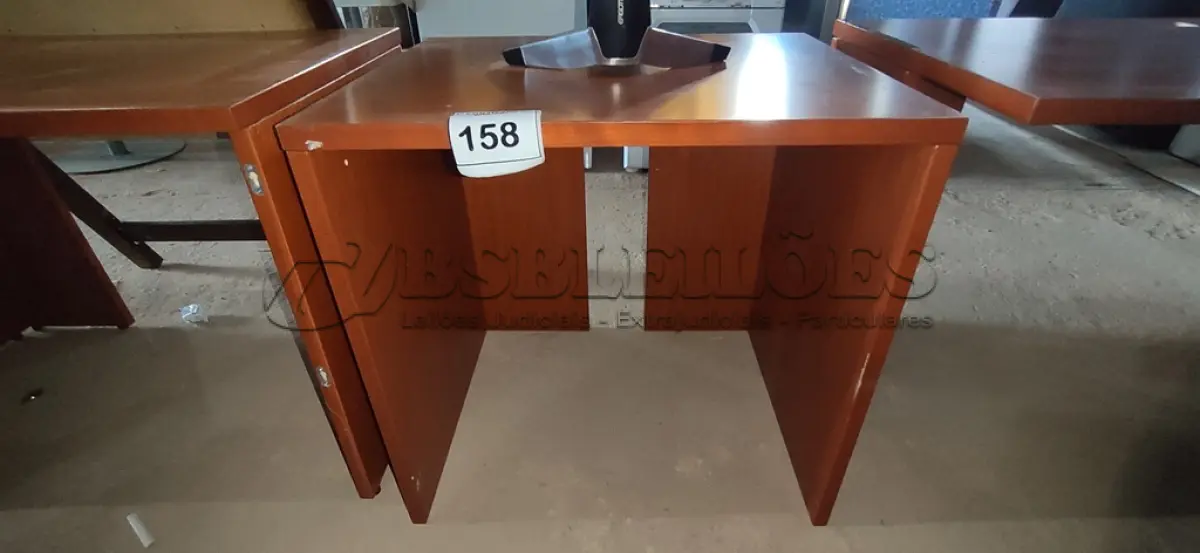 LOTE 158 - 01 MESA EM MADEIRA. (NO ESTADO EM QUE SE ENCONTRA. SUJEITO A AVARIAS OCULTAS/VISÍVEIS.)