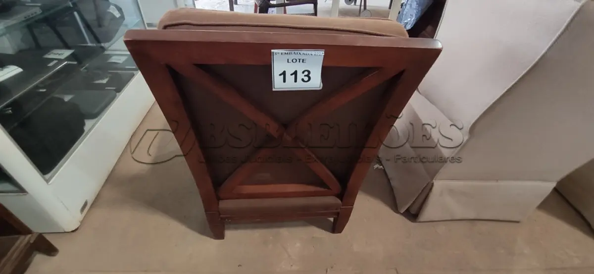 LOTE 113 - 01 POLTRONA. (NO ESTADO EM QUE SE ENCONTRA. SUJEITO A AVARIAS OCULTAS/VISÍVEIS.) AV9949D