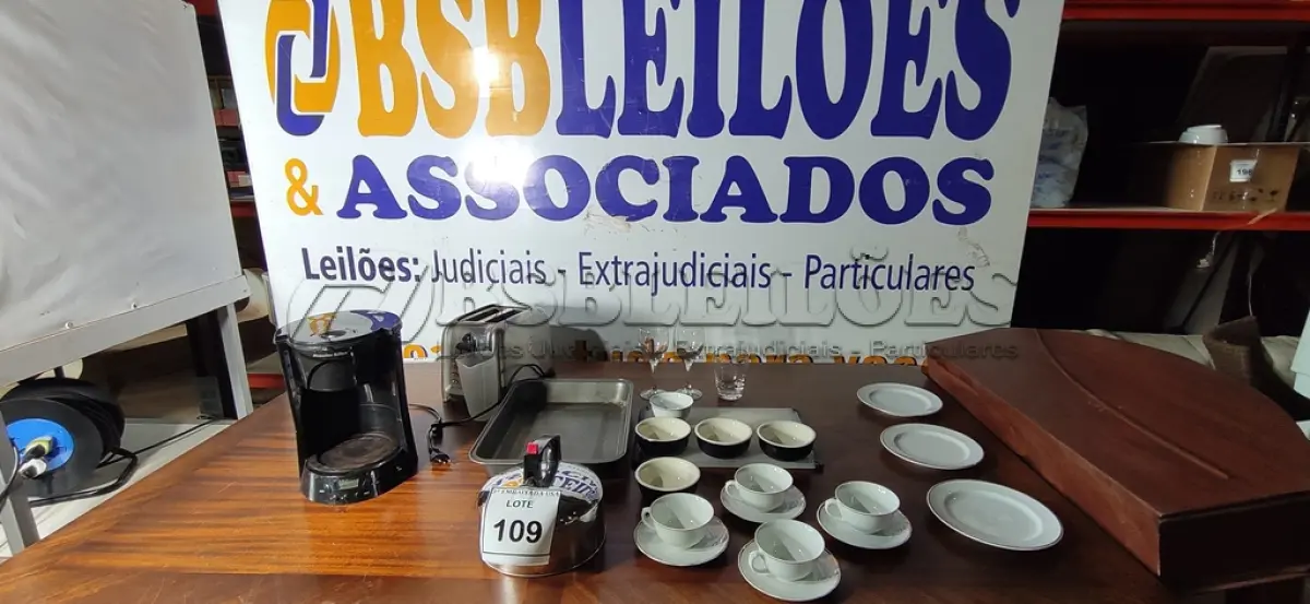 LOTE 109 - 01 LOTE COM TORRADEIRA, CAFETEIRA, TAÇAS. (NO ESTADO EM QUE SE ENCONTRA. SUJEITO A AVARIAS OCULTAS/VISÍVEIS.)