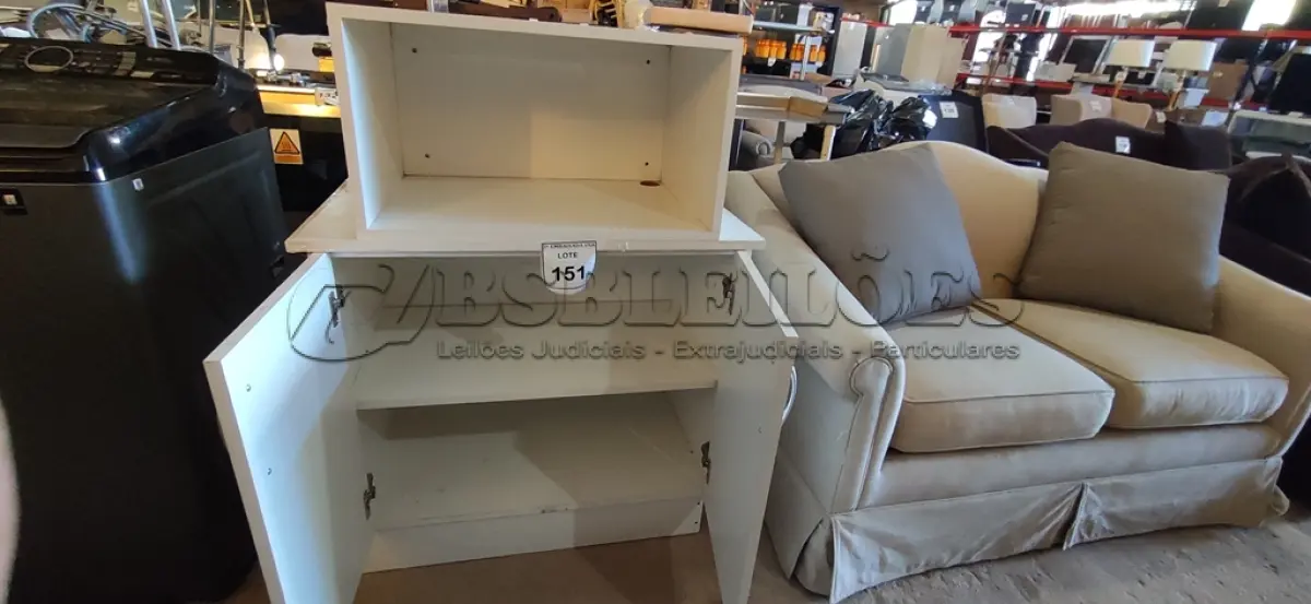LOTE 151 - 01 ARMÁRIO BAIXO DE 2 PORTAS BRANCO.  (NO ESTADO EM QUE SE ENCONTRA. SUJEITO A AVARIAS OCULTAS/VISÍVEIS.)