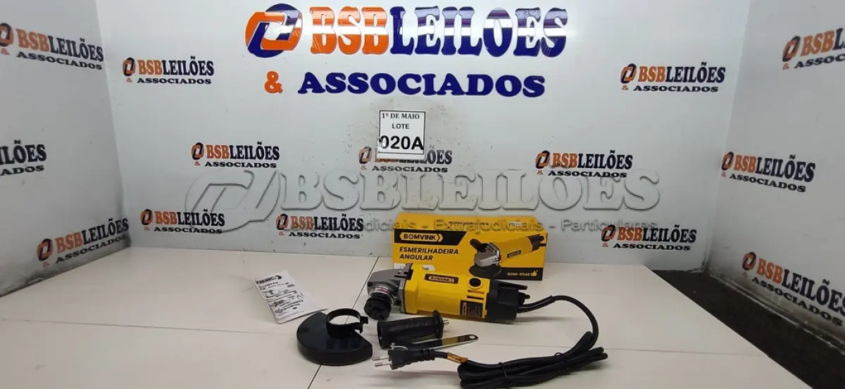 LOTE 020 - 01 ESMERILHADEIRA ANGULAR 220V 710W ACESSÓRIOS 1CHAVE 1PROTETOR 1MANOPLA  (NOVO) (NO ESTADO) ATENÇÃO! FAZER A VISITAÇÃO ANTES DE ARREMATAR, NÃO SABEMOS SE FUNCIONA. LEILÃO NÃO TEM GARANTIA E NEM DEVOLUÇÃO, SUJEITO A POSSÍVEIS AVARIAS VISÍVEIS/OCULTAS E/OU AUSÊNCIA DE COMPONENTES.