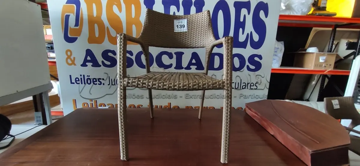 LOTE 139 - 01 CADEIRA DE JARDIM. (NO ESTADO EM QUE SE ENCONTRA. SUJEITO A AVARIAS OCULTAS/VISÍVEIS.)  BH1539U