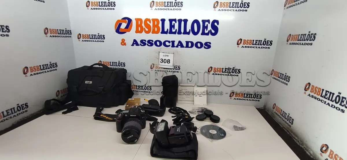 LOTE 308 - 01 CÂMERA DIGITAL NIKON D90 COM BOLSA E ACESSORIOS. (NO ESTADO EM QUE SE ENCONTRA. SUJEITO A AVARIAS OCULTAS/VISÍVEIS.)  AV9443L