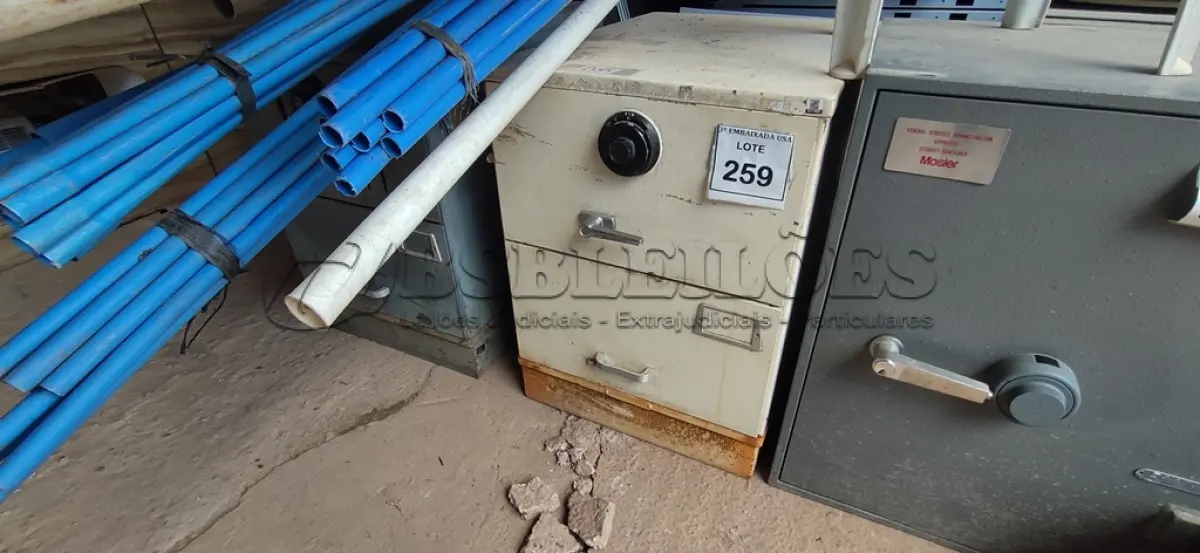 LOTE 259 - 01 COFRE. (NO ESTADO EM QUE SE ENCONTRA. SUJEITO A AVARIAS OCULTAS/VISÍVEIS.) BH1466B