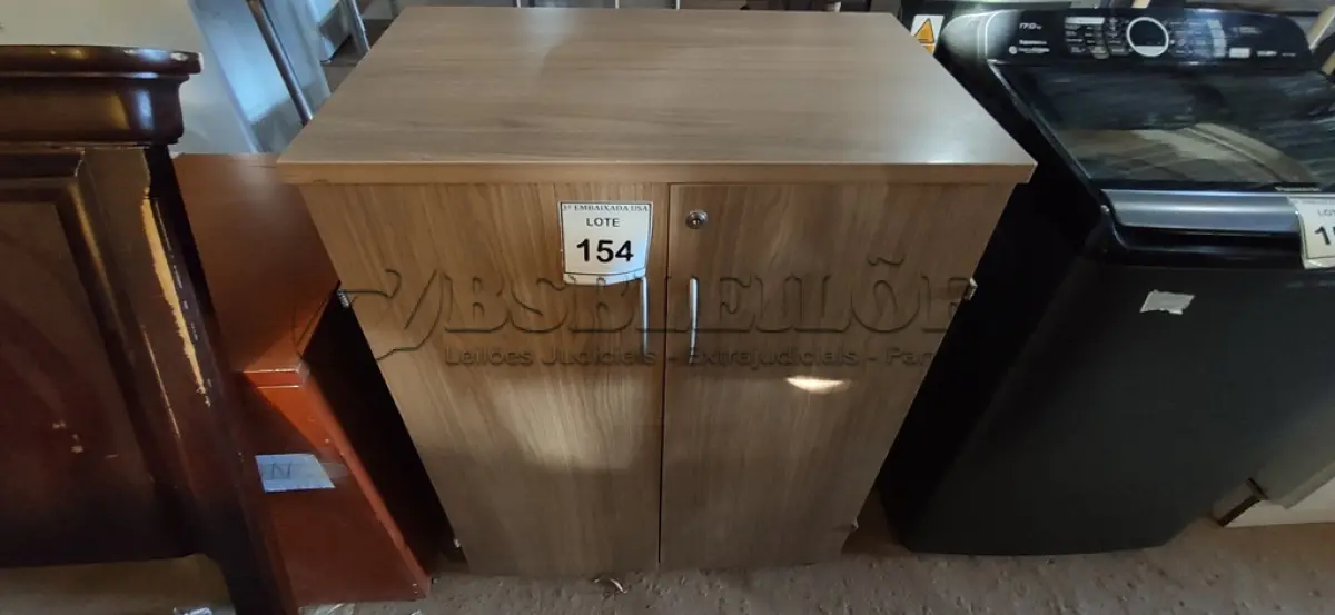 LOTE 154 - 01 ARMÁRIO EM MADEIRA 02 PORTAS. (NO ESTADO EM QUE SE ENCONTRA. SUJEITO A AVARIAS OCULTAS/VISÍVEIS.)