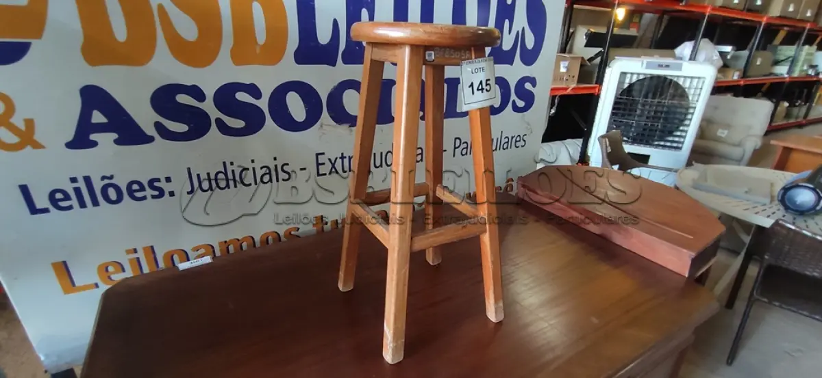 LOTE 145 - 01 BANCO DE COZINHA. (NO ESTADO EM QUE SE ENCONTRA. SUJEITO A AVARIAS OCULTAS/VISÍVEIS.) BF8505F