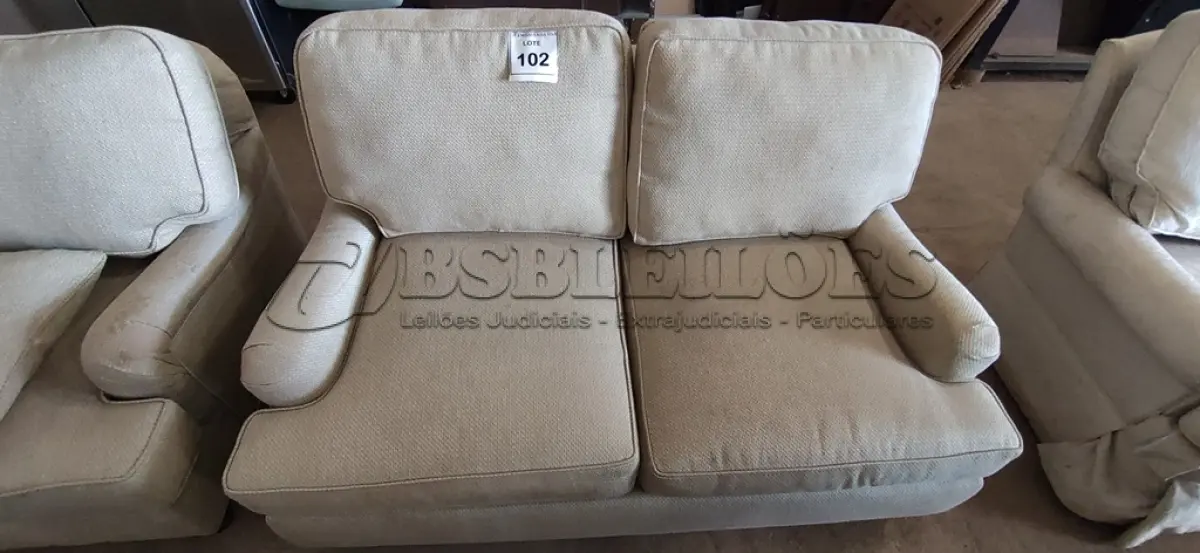 LOTE 102 - 01 SOFÁ 2 LUGARES. (NO ESTADO EM QUE SE ENCONTRA. SUJEITO A AVARIAS OCULTAS/VISÍVEIS.) AV9581C