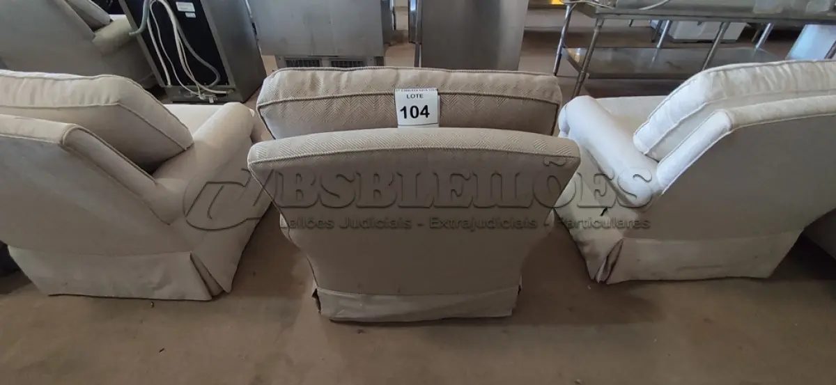 LOTE 104 - 01 POLTRONA.  NO ESTADO EM QUE SE ENCONTRA. SUJEITO A AVARIAS OCULTAS/VISÍVEIS.) AE7732W