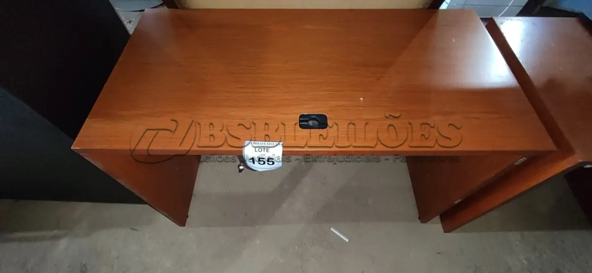 LOTE 155 - 01 MESA EM MADEIRA. (NO ESTADO EM QUE SE ENCONTRA. SUJEITO A AVARIAS OCULTAS/VISÍVEIS.) 