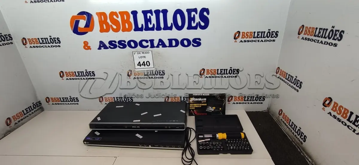 LOTE 440 - 02 DVDS COM HDMI E USB, SENDO 01 PHILIPS E 01 LG E 01 JOGO DE SOQUETES SEXTAVADOS. (NO ESTADO) ATENÇÃO! FAZER A VISITAÇÃO ANTES DE ARREMATAR, NÃO SABEMOS SE FUNCIONA. LEILÃO NÃO TEM GARANTIA E NEM DEVOLUÇÃO, SUJEITO A POSSÍVEIS AVARIAS VISÍVEIS/OCULTAS E/OU AUSÊNCIA DE COMPONENTES.