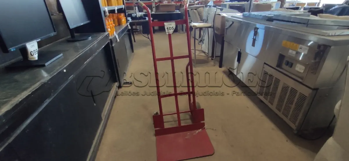 LOTE 105 - 01 CARRINHO PARA TRANSPORTE DE CARGAS VERMELHO. (NO ESTADO EM QUE SE ENCONTRA. SUJEITO A AVARIAS OCULTAS/VISÍVEIS.)