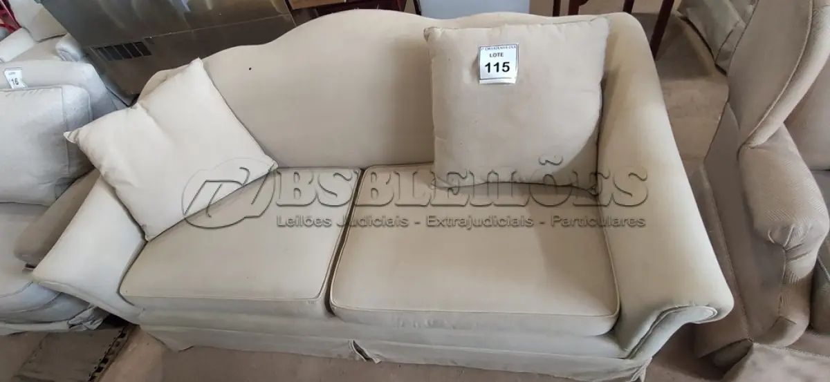 LOTE 115 - 01 SOFÁ 3 LUGARES. (NO ESTADO EM QUE SE ENCONTRA. SUJEITO A AVARIAS OCULTAS/VISÍVEIS.) AU8718H