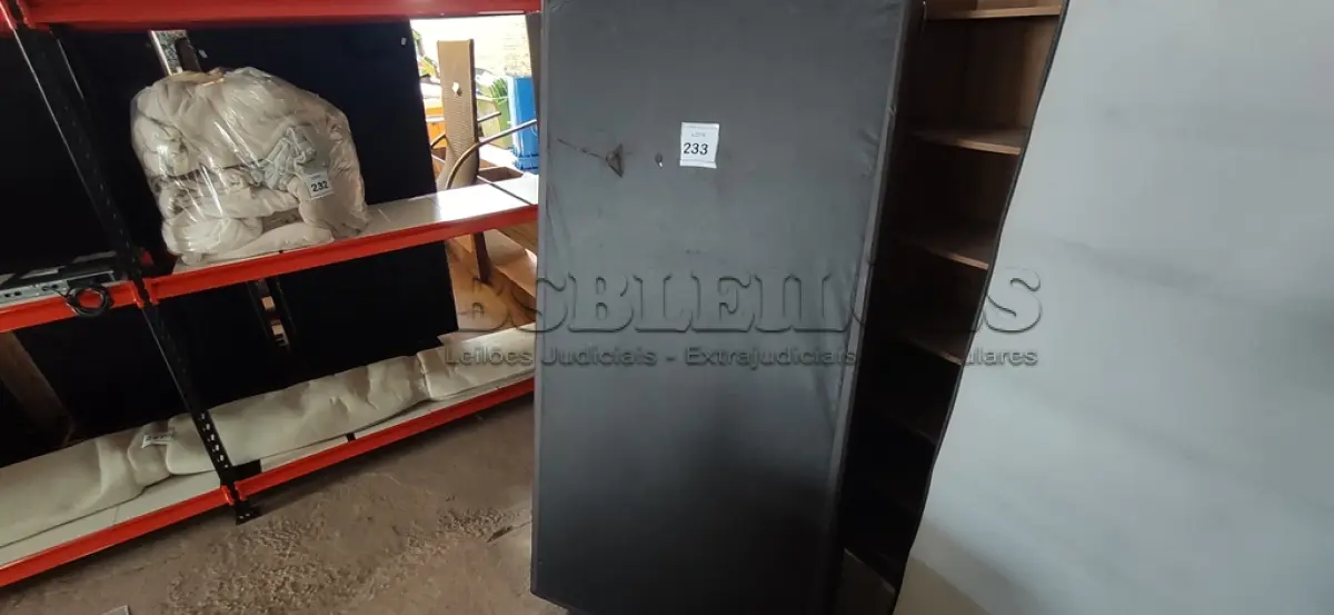 LOTE 233 - 01 BASE DE CAMA BOX SOLTEIRO. (NO ESTADO EM QUE SE ENCONTRA. SUJEITO A AVARIAS OCULTAS/VISÍVEIS.)