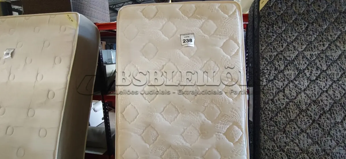 LOTE 238 - 01 COLCHÃO DE SOLTEIRO COM BASE.  (NO ESTADO EM QUE SE ENCONTRA. SUJEITO A AVARIAS OCULTAS/VISÍVEIS.) AV9957D