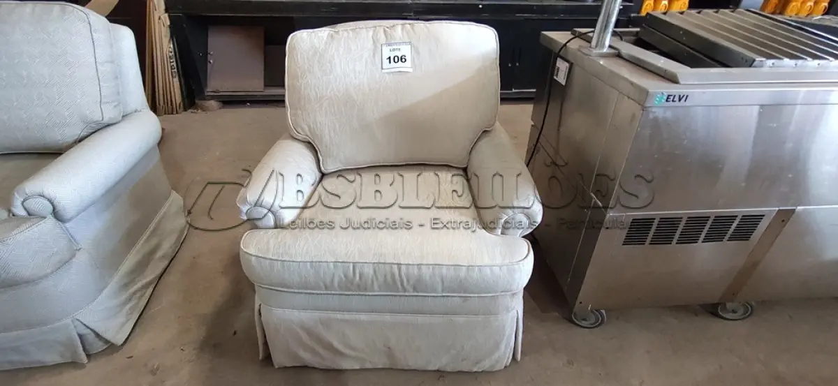 LOTE 106 - 01 POLTRONA. (NO ESTADO EM QUE SE ENCONTRA. SUJEITO A AVARIAS OCULTAS/VISÍVEIS.) AV9649X