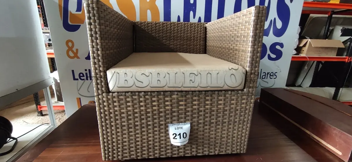 LOTE 210 - 01 POLTRONA DE JARDIM. (NO ESTADO EM QUE SE ENCONTRA. SUJEITO A AVARIAS OCULTAS/VISÍVEIS.) BH1539Y