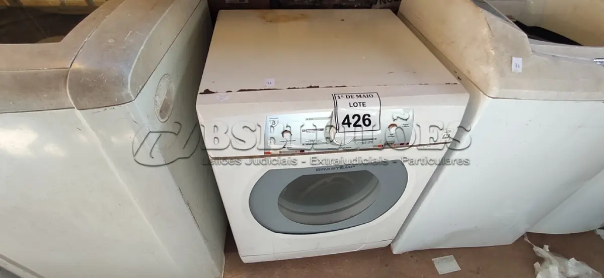 LOTE 426 - 01 MÁQUINA DE LAVAR 220V MARCA BRASTEMP SEM VOLTAGEM APARENTE COM AVARIAS. (NO ESTADO) ATENÇÃO! FAZER A VISITAÇÃO ANTES DE ARREMATAR, NÃO SABEMOS SE FUNCIONA. LEILÃO NÃO TEM GARANTIA E NEM DEVOLUÇÃO, SUJEITO A POSSÍVEIS AVARIAS VISÍVEIS/OCULTAS E/OU AUSÊNCIA DE COMPONENTES.