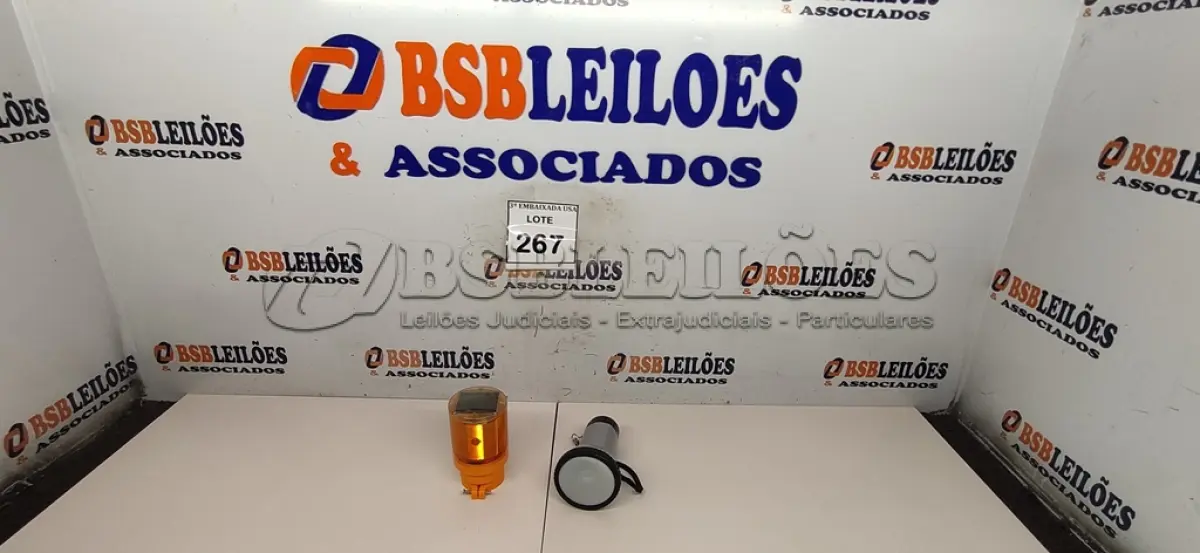 LOTE 267 - 01 MEGAFONE PEQUENO CINZA E 01 SINALIZADOR PARA CONE. (NO ESTADO EM QUE SE ENCONTRA. SUJEITO A AVARIAS OCULTAS/VISÍVEIS.)