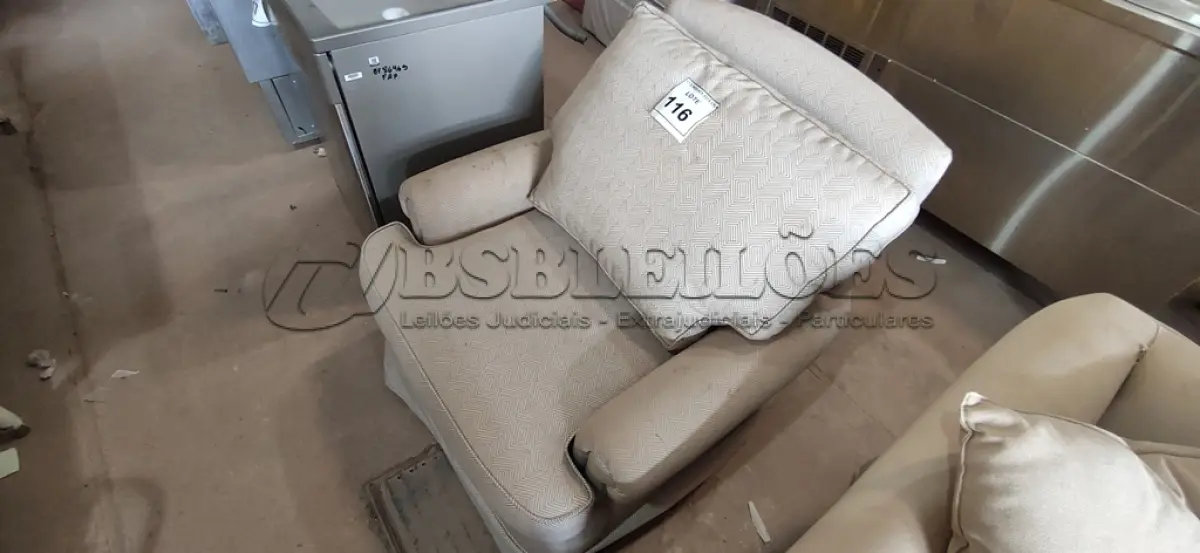 LOTE 116 - 01 POLTRONA.  (NO ESTADO EM QUE SE ENCONTRA. SUJEITO A AVARIAS OCULTAS/VISÍVEIS.) AE8137X