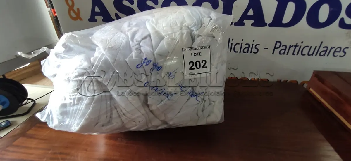LOTE 202 - 01 LOTE COM JOGO DE LENÇOL CASAL. (NO ESTADO EM QUE SE ENCONTRA. SUJEITO A AVARIAS OCULTAS/VISÍVEIS.)