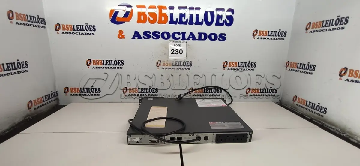 LOTE 230 - 01 BANCO DE BATERIAS. APC (NO ESTADO EM QUE SE ENCONTRA. SUJEITO A AVARIAS OCULTAS/VISÍVEIS.)