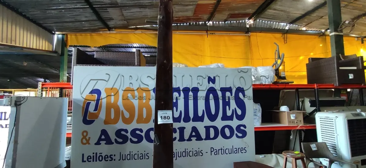 LOTE 180 - 01 TELA DE PROJEÇÃO ELÉTRICA. (NO ESTADO EM QUE SE ENCONTRA. SUJEITO A AVARIAS OCULTAS/VISÍVEIS.)