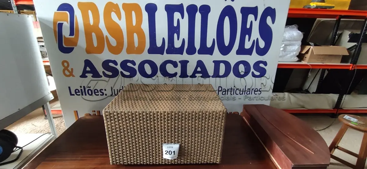 LOTE 201 - 01 MESA DE JARDIM. (NO ESTADO EM QUE SE ENCONTRA. SUJEITO A AVARIAS OCULTAS/VISÍVEIS.) BH1539B