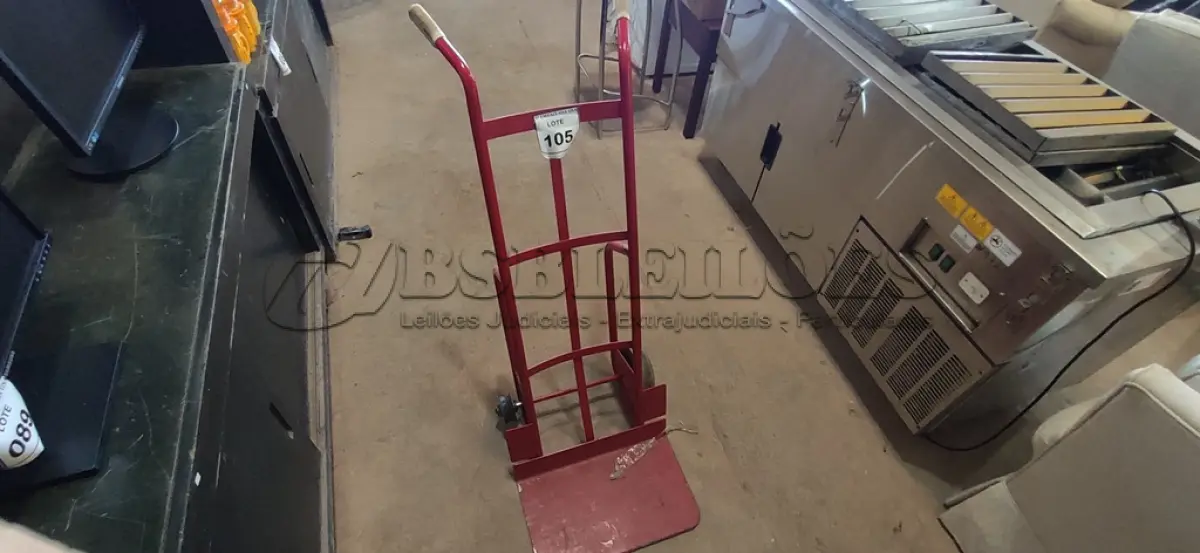 LOTE 105 - 01 CARRINHO PARA TRANSPORTE DE CARGAS VERMELHO. (NO ESTADO EM QUE SE ENCONTRA. SUJEITO A AVARIAS OCULTAS/VISÍVEIS.)