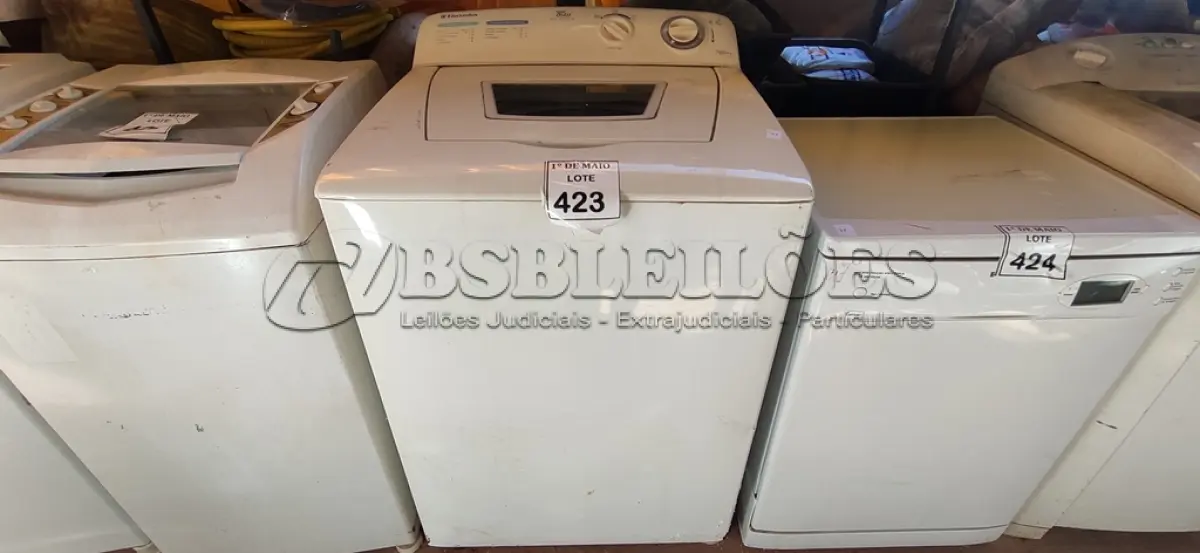 LOTE 423 - 01 MÁQUINA DE LAVAR 8KG MARCA ELECTROLUX 220V COM AVARIAS. (NO ESTADO) ATENÇÃO! FAZER A VISITAÇÃO ANTES DE ARREMATAR, NÃO SABEMOS SE FUNCIONA. LEILÃO NÃO TEM GARANTIA E NEM DEVOLUÇÃO, SUJEITO A POSSÍVEIS AVARIAS VISÍVEIS/OCULTAS E/OU AUSÊNCIA DE COMPONENTES.