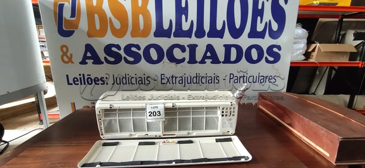 LOTE 203 - 01 AR CONDICIONADO. (NO ESTADO EM QUE SE ENCONTRA. SUJEITO A AVARIAS OCULTAS/VISÍVEIS.) AV9702V