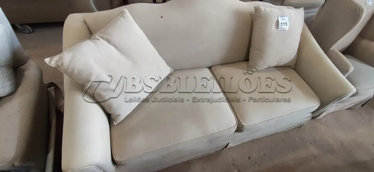 LOTE 115 - 01 SOFÁ 3 LUGARES. (NO ESTADO EM QUE SE ENCONTRA. SUJEITO A AVARIAS OCULTAS/VISÍVEIS.) AU8718H