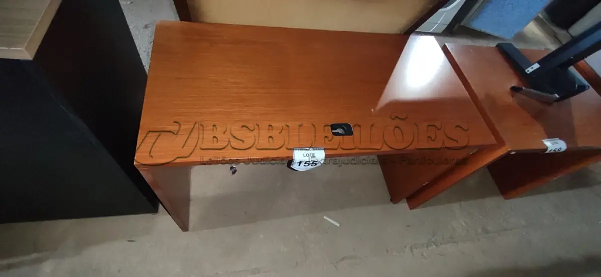 LOTE 155 - 01 MESA EM MADEIRA. (NO ESTADO EM QUE SE ENCONTRA. SUJEITO A AVARIAS OCULTAS/VISÍVEIS.) 