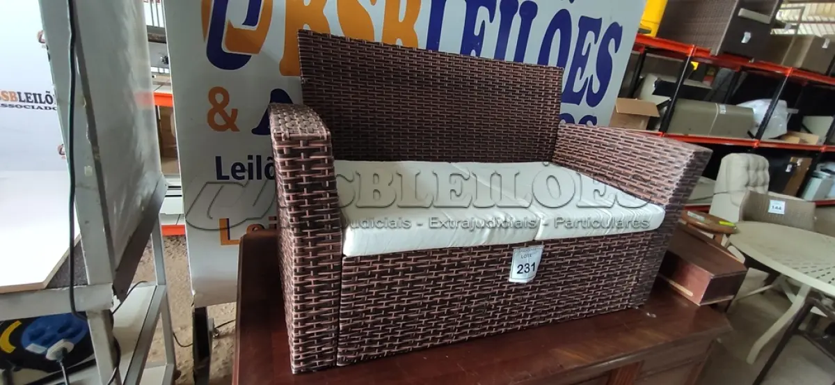 LOTE 231 - 01 SOFÁ DE JARDIM. (NO ESTADO EM QUE SE ENCONTRA. SUJEITO A AVARIAS OCULTAS/VISÍVEIS.) BH1669R