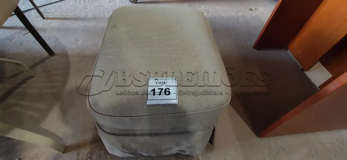 LOTE 176 - 01 OTTOMAN ALMOFADA PARA PÉS. (NO ESTADO EM QUE SE ENCONTRA. SUJEITO A AVARIAS OCULTAS/VISÍVEIS.)  AV9365D