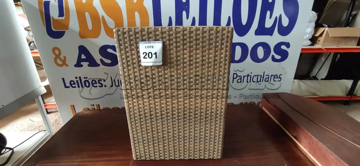 LOTE 201 - 01 MESA DE JARDIM. (NO ESTADO EM QUE SE ENCONTRA. SUJEITO A AVARIAS OCULTAS/VISÍVEIS.) BH1539B