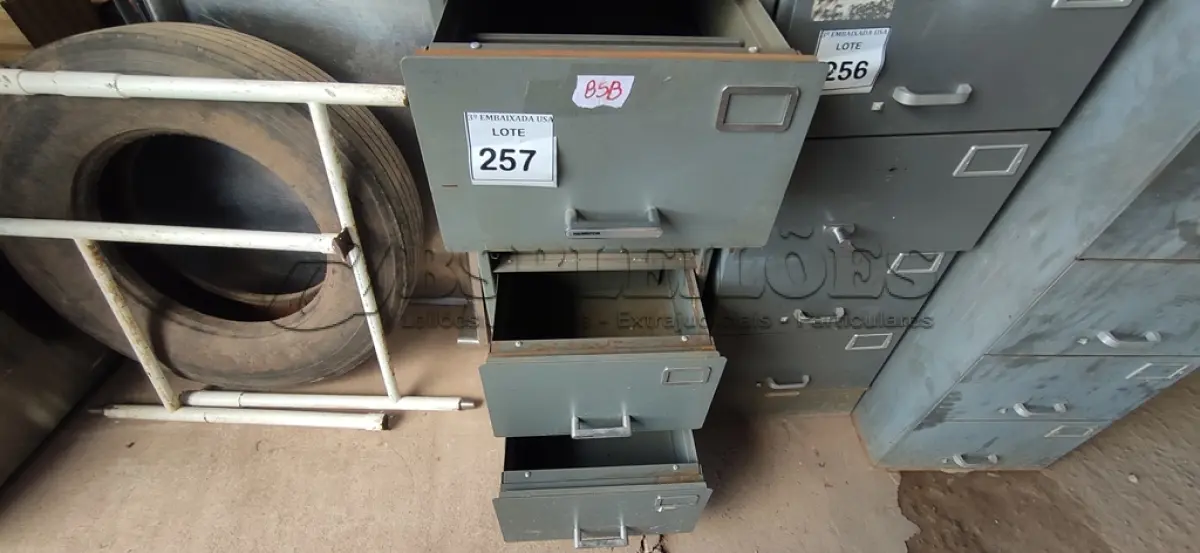 LOTE 257 - 01 COFRE. (NO ESTADO EM QUE SE ENCONTRA. SUJEITO A AVARIAS OCULTAS/VISÍVEIS.) BH1465V