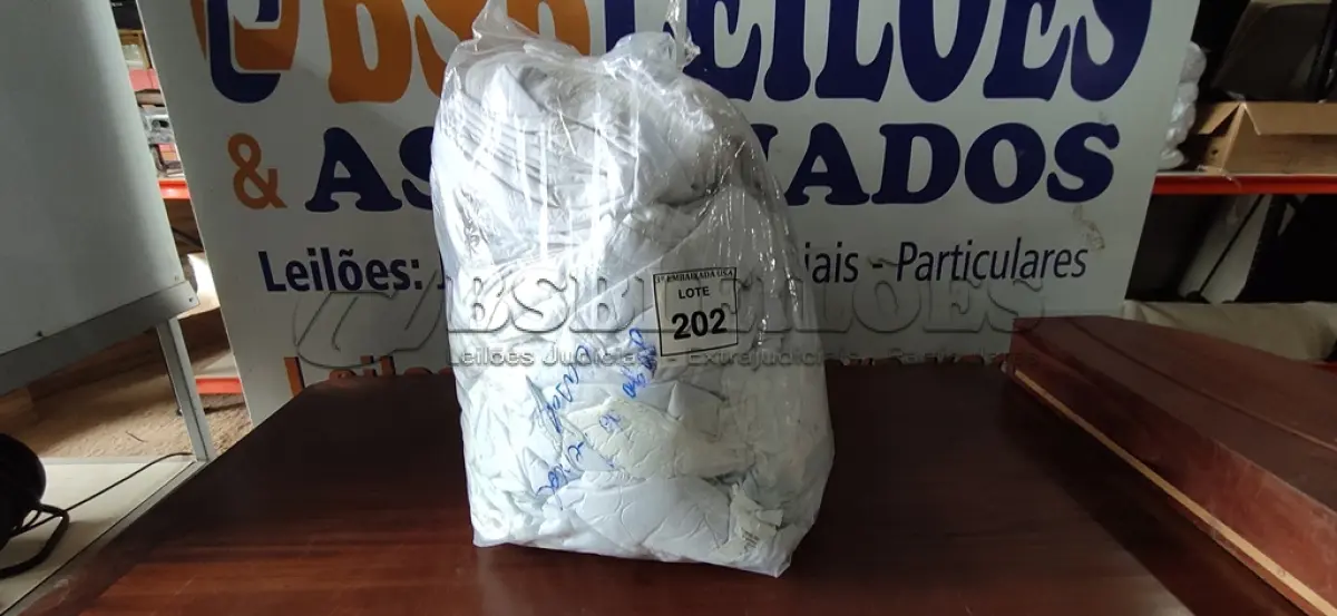 LOTE 202 - 01 LOTE COM JOGO DE LENÇOL CASAL. (NO ESTADO EM QUE SE ENCONTRA. SUJEITO A AVARIAS OCULTAS/VISÍVEIS.)