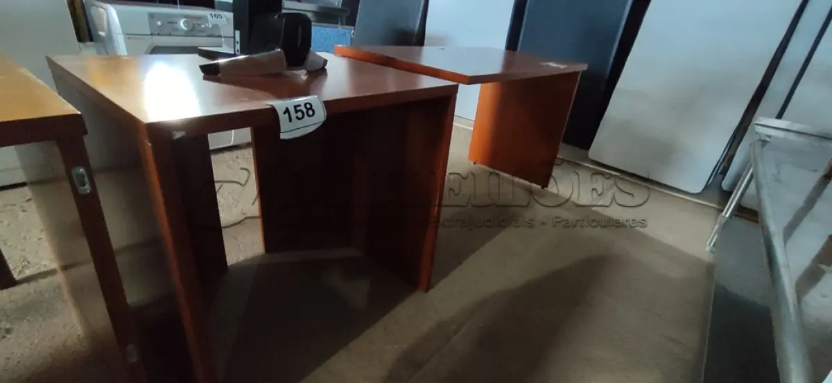 LOTE 158 - 01 MESA EM MADEIRA. (NO ESTADO EM QUE SE ENCONTRA. SUJEITO A AVARIAS OCULTAS/VISÍVEIS.)