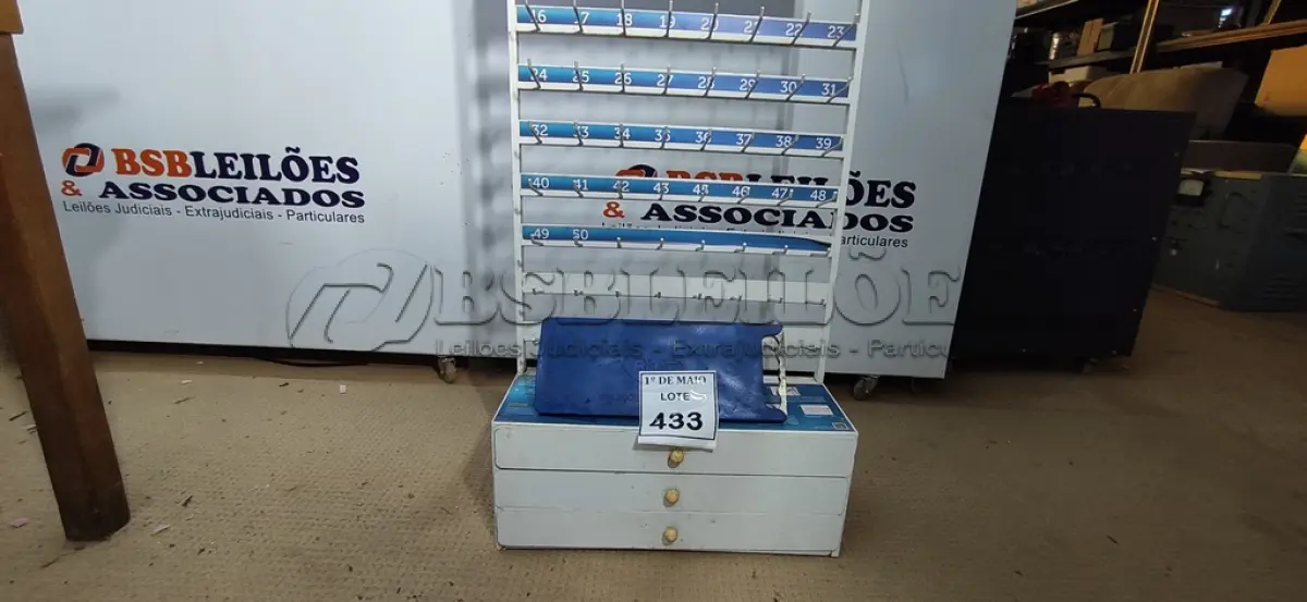 LOTE 433 - 01 GABARITO DE ROSCAS COM ACESSÓRIOS. (NO ESTADO) ATENÇÃO! FAZER A VISITAÇÃO ANTES DE ARREMATAR, NÃO SABEMOS SE FUNCIONA. LEILÃO NÃO TEM GARANTIA E NEM DEVOLUÇÃO, SUJEITO A POSSÍVEIS AVARIAS VISÍVEIS/OCULTAS E/OU AUSÊNCIA DE COMPONENTES.