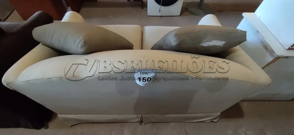 LOTE 150 - 01 SOFÁ 2 LUGARES.  (NO ESTADO EM QUE SE ENCONTRA. SUJEITO A AVARIAS OCULTAS/VISÍVEIS.)  AU8718L