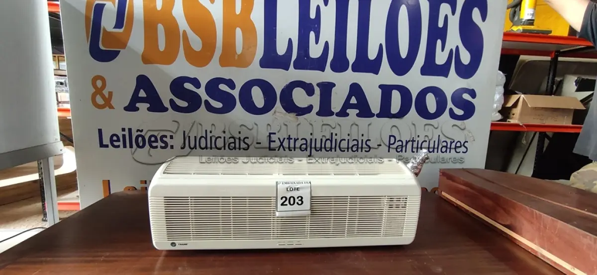 LOTE 203 - 01 AR CONDICIONADO. (NO ESTADO EM QUE SE ENCONTRA. SUJEITO A AVARIAS OCULTAS/VISÍVEIS.) AV9702V