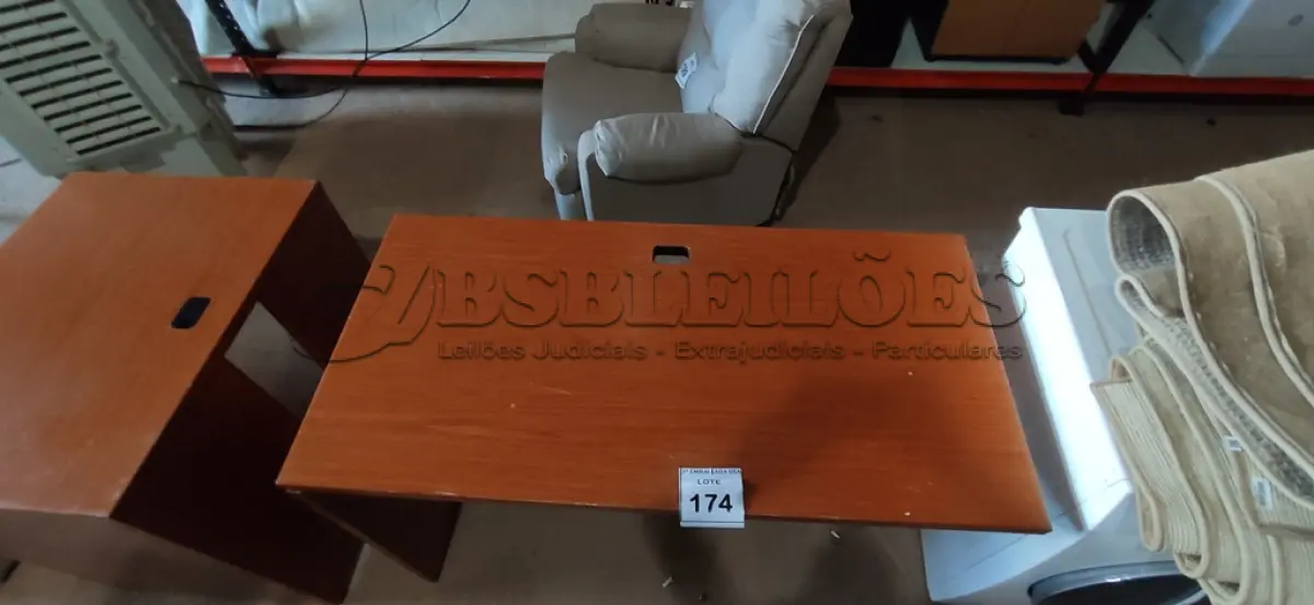 LOTE 174 - 01 MESA EM MADEIRA. (NO ESTADO EM QUE SE ENCONTRA. SUJEITO A AVARIAS OCULTAS/VISÍVEIS.)