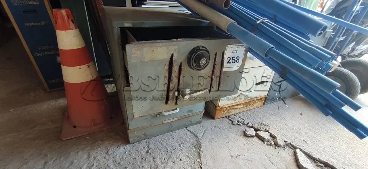 LOTE 258 - 01 COFRE. (NO ESTADO EM QUE SE ENCONTRA. SUJEITO A AVARIAS OCULTAS/VISÍVEIS.) AV9605V