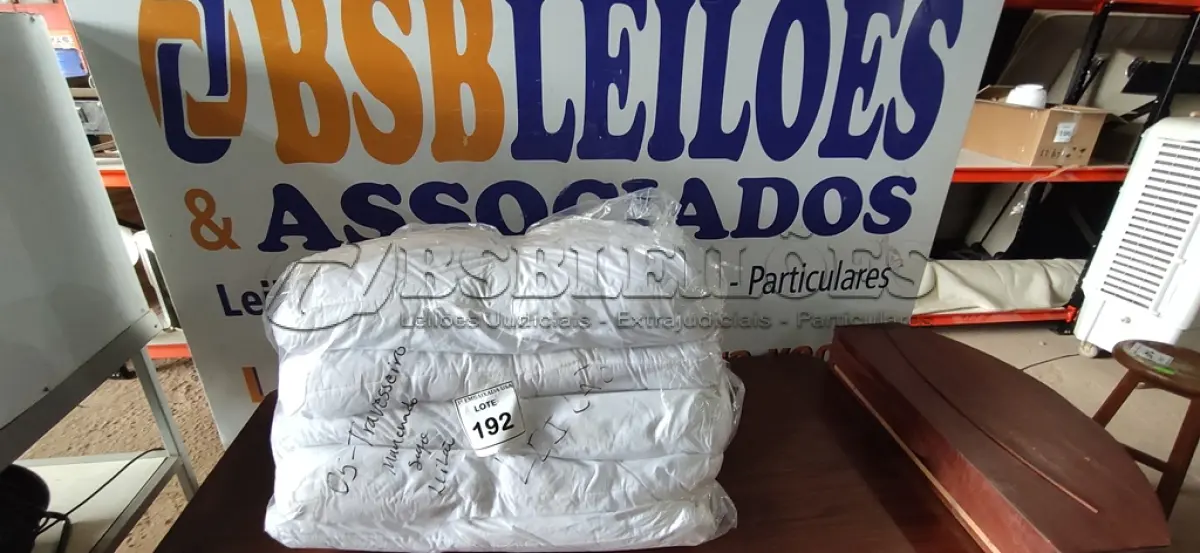 LOTE 192 - 05 TRAVESSEIROS. (NO ESTADO EM QUE SE ENCONTRA. SUJEITO A AVARIAS OCULTAS/VISÍVEIS.)
